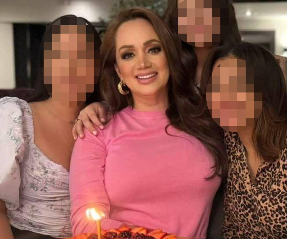 Aquí se le ve junto a algunas amistades tras su regreso en condición de deportada de Estados Unidos a Honduras.