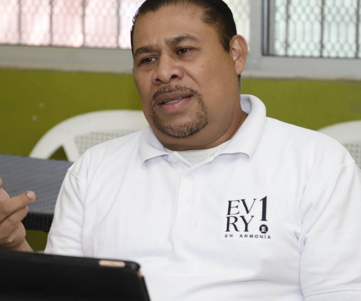 Encabeza proyectos sociales como centros de alcance para jóvenes en riesgo, donde se busca evitar que niños y adolescentes entren a las maras.