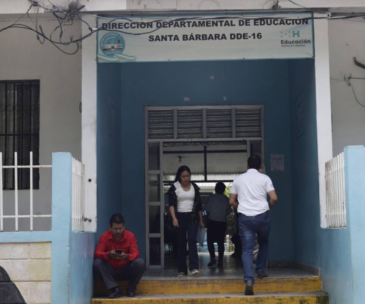 Entrada de la Dirección Departamental de Santa Bárbara, colindante con el Instituto Independencia, uno de los más importantes del departamento.