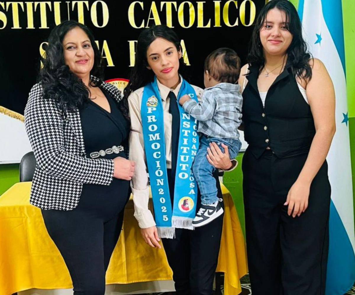 Elizabeth en compañía de sus hijas durante una actividad de graduación en el colegio.