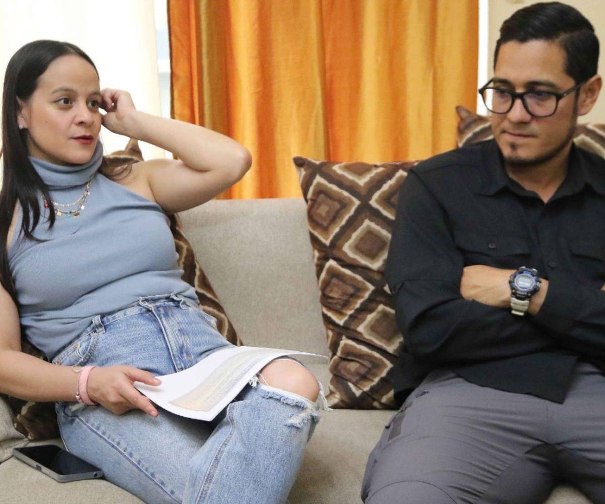 Ángela Miranda y su esposo, Roger Paredes, durante la entrevista con LA PRENSA.