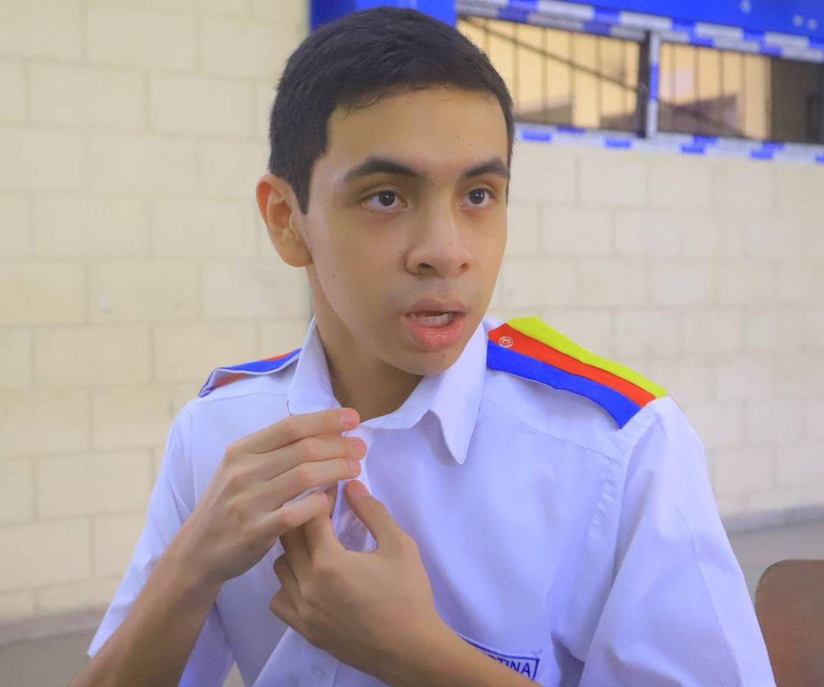 Es conciente de los obstáculos que enfrenta producto de su condición, pero eso no lo detiene para lograr sus objetivos de vida.