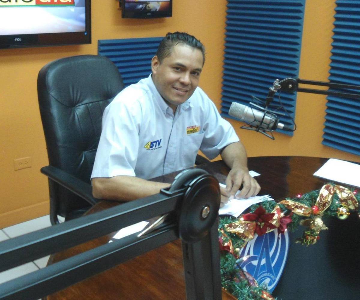Carlos, en su faceta como presentador de noticias en distintos canales de La Ceiba.