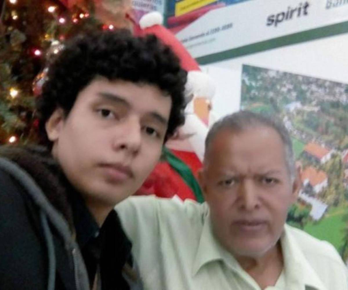 Saúl Salgado junto a su padre, Ricardo Salgado, el 11 de diciembre de 2019 en el Aeropuerto Internacional Ramón Villeda Morales, en San Pedro Sula, horas antes de partir hacia España.