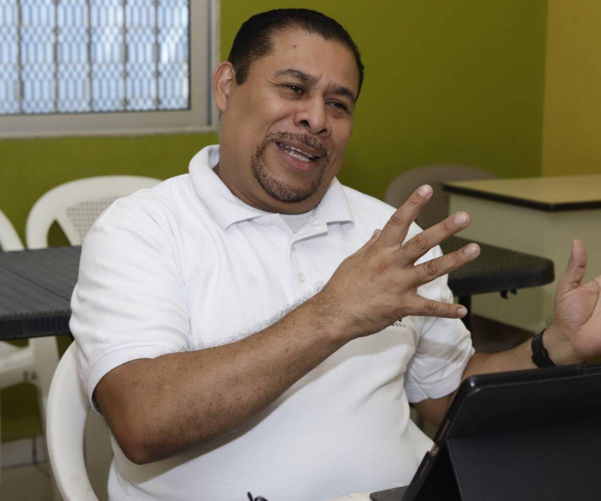 La congregación de la iglesia que dirije está en la Rivera Hernández, uno de los sectores históricamente más difíciles de San Pedro Sula.