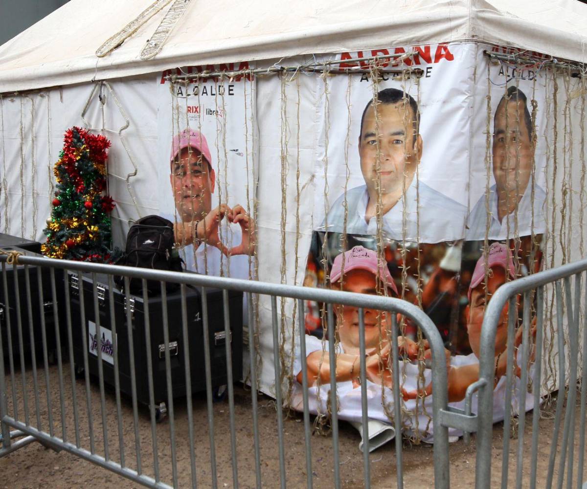 Jorge Aldana, quien pelea la alcaldía de Tegucigalpa, se mantiene dentro de una carpa en als afueras del Infop.