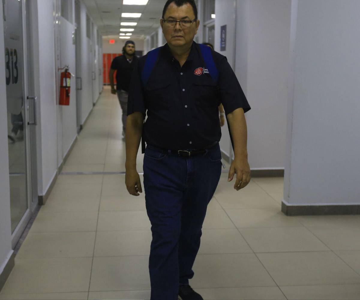 En este plano fotográfico entero se muestra al profesor mirando la cámara. Han sido muchos años de dedicación y la firme convicción que, a pesar de las limitaciones físicas, su pasión por la educación permanece intacta.