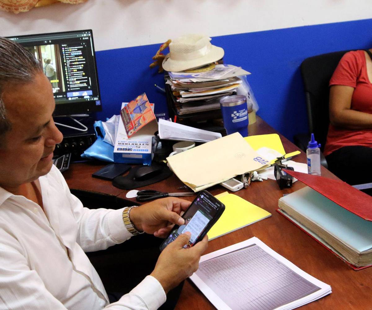 El docente Carlos Mario, parte de la comitiva de socios de Koriun, es el encargado de recopilar los contratos y cotejar los datos.