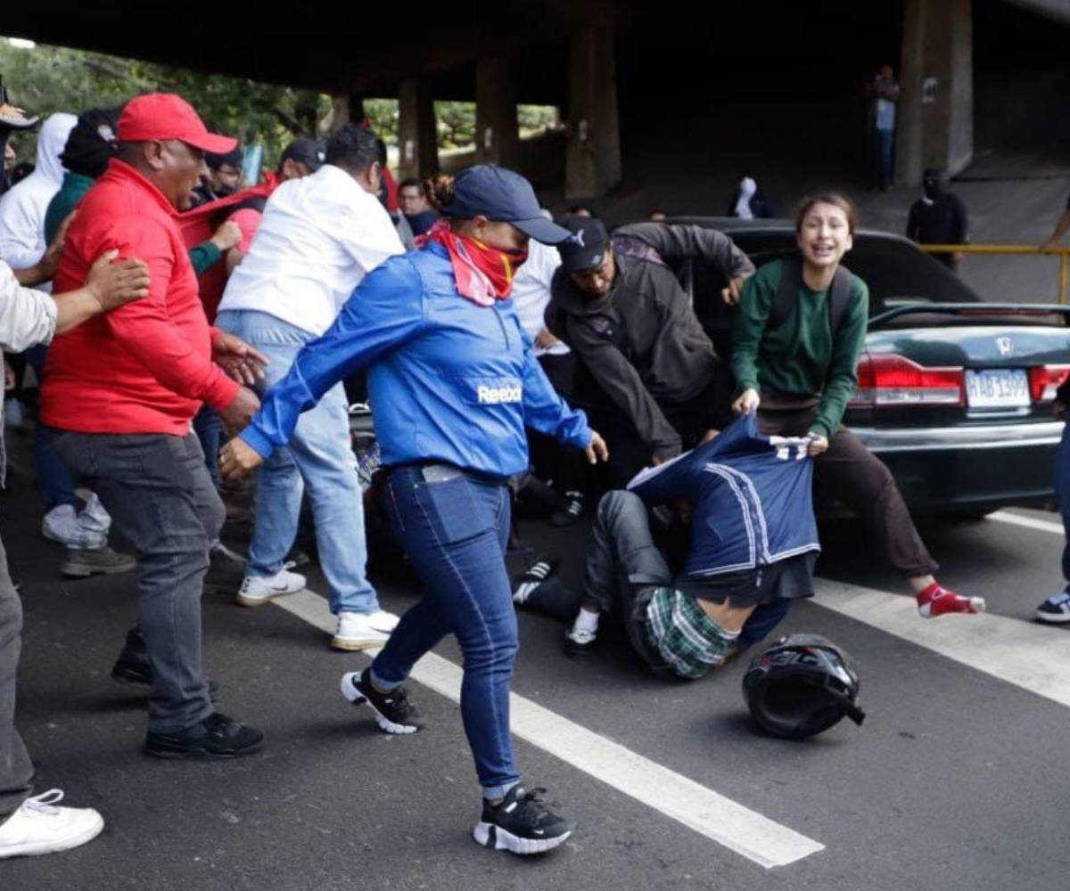 Manifestaciones realizadas durante el lunes por colectivos de Libertad y Refundación en la vía pública en Tegucigalpa.