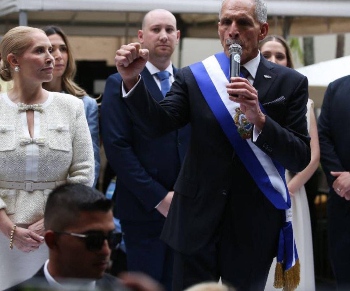 Dirigiéndose a las bases del Partido Nacional que miraban como espectadores la toma de posesión desde afuera.