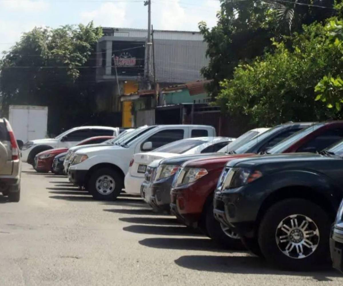 La importación de vehículos se ha convertido en uno de los rubros de mayor crecimiento, llegando al país decenas de miles de carros y motocicletas anualmente.