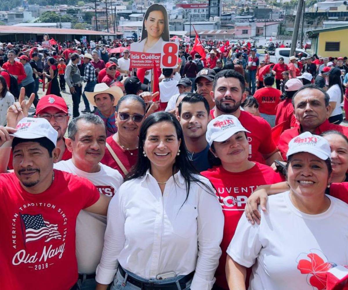 La parlamentaria, que busca una reelección, se desplaza en municipios de Copán acompañada de numerosos seguidores durante su campaña electoral.