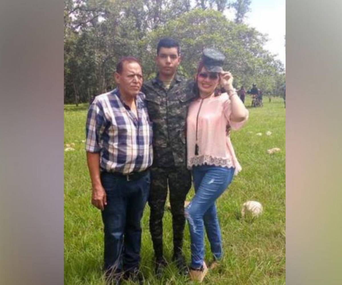<b>Saúl posa junto a sus padres durante su etapa de formación militar en Honduras, antes de emigrar a España en busca de oportunidades.</b>