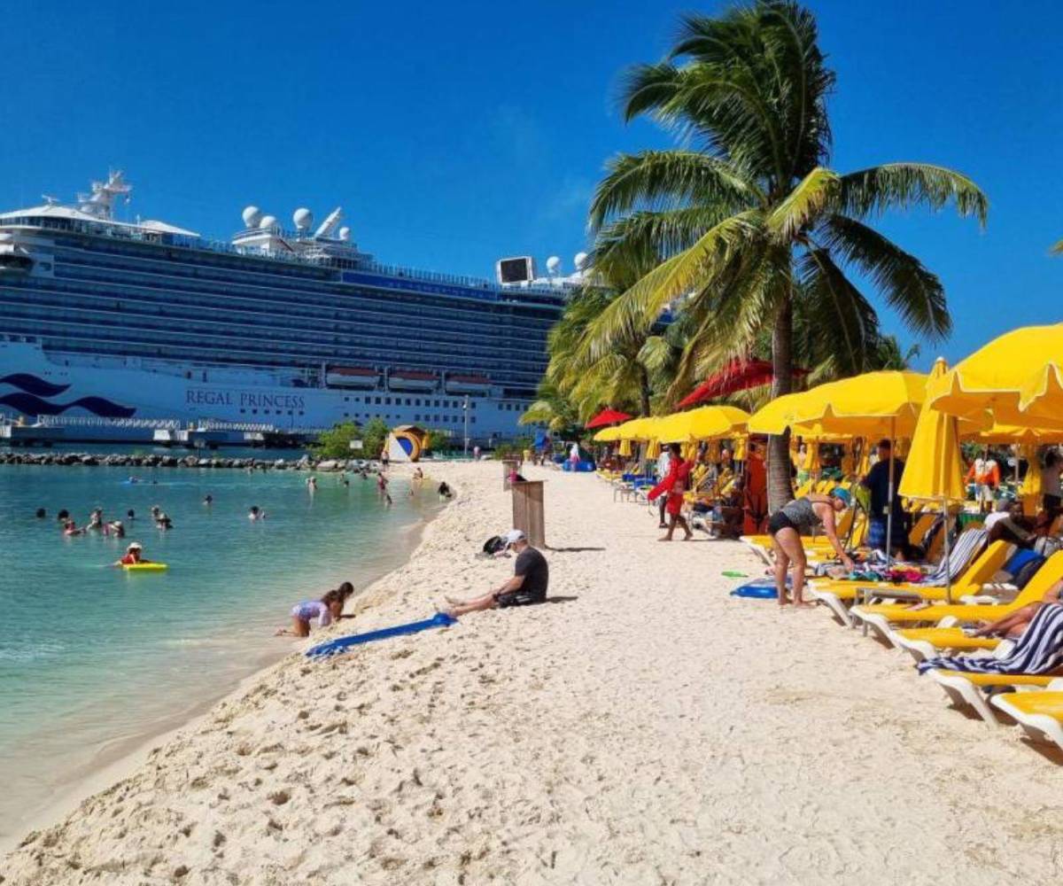 Miles de hondureños aprovechan el feriado para viajar y disfrutar de los destinos turísticos del país. Roatán es uno de los sitios más codiaciados por turistas internacionales.