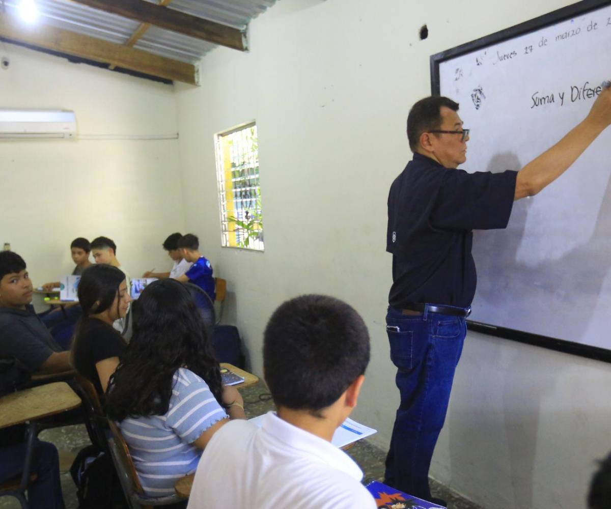 Durante la clase y entre momentos de rigidez, las palabras y gestos del profesor capturan la atención de los estudiantes, demostrando que el conocimiento y la experiencia superan cualquier barrera.