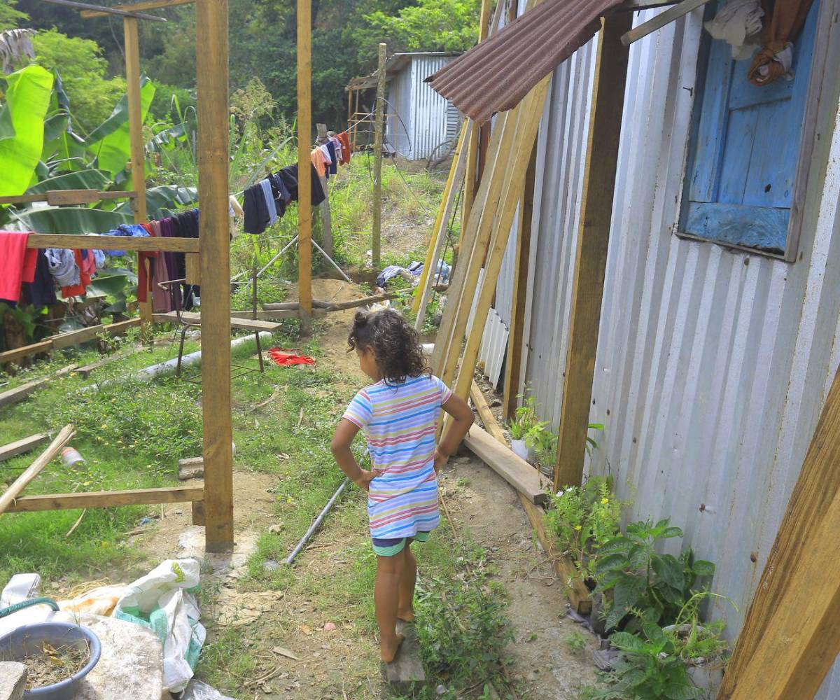 Los niños se exponen a diario a problemas de salud debido al contacto constante con la tierra y a las demás dificultades habitacionales.