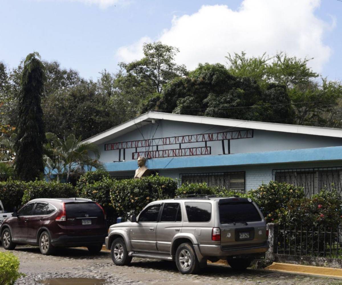 El diputado Edgardo Casaña impartió clases en el Instituto Independencia hace varios años, antes de asumir cargos magisteriales y su actual posición en el Congreso Nacional.