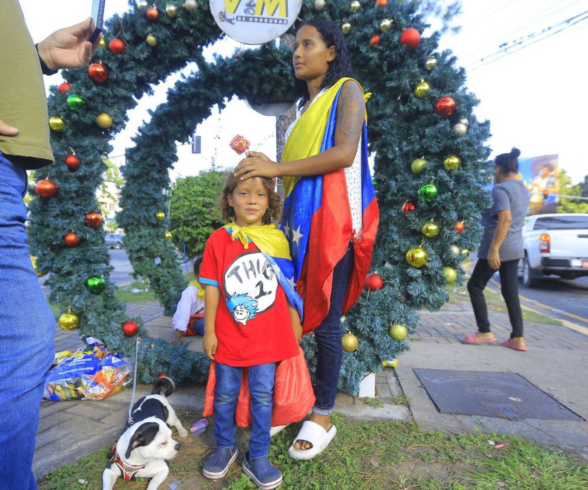 Yormary cuida de su hijo y de su mascota en San Pedro Sula, construyendo día a día un nuevo hogar mientras espera que su proceso de asilo avance.