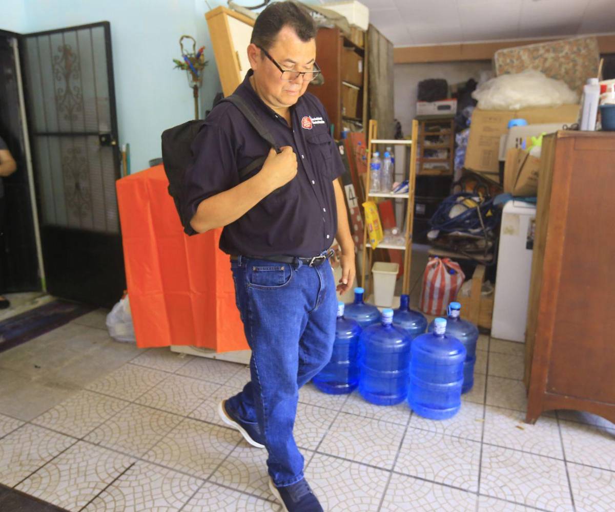 Se captura la mirada profunda de Gustavo, en la que se leen años de experiencia y fortaleza para enfrentar la enfermedad
