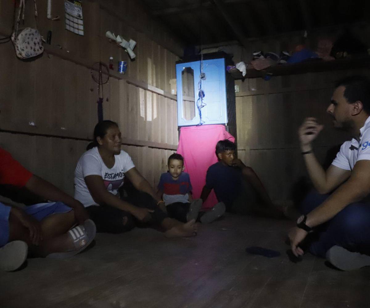Las familias mantienen viva la esperanza que algún día la electricidad llegará, pero por ahora deben seguir adaptándose y sobrevivir a la falta de lo esencial.