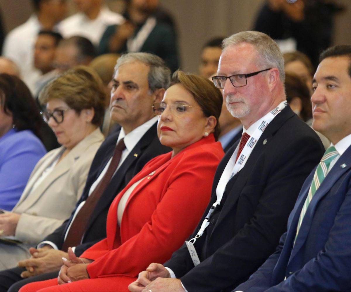 Miembros el Gobierno y empresarios se hicieron presentes en el comienzo de la cumbre en San Pedro Sula.
