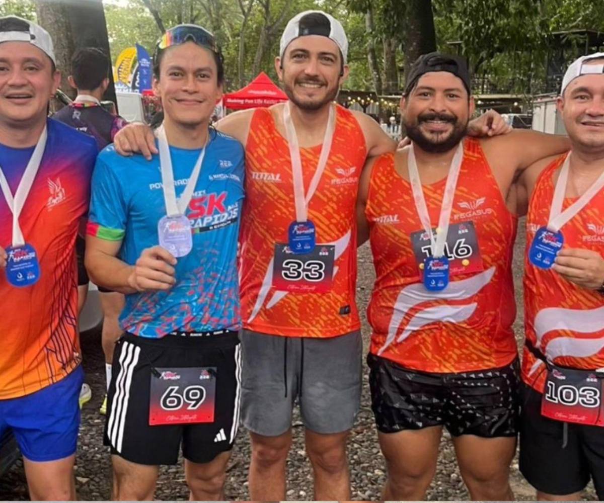 <b>Se muestra junto a un grupo de corredores, una de las disciplinas a las que dedica tiempo y esfuerzo cada día.</b>