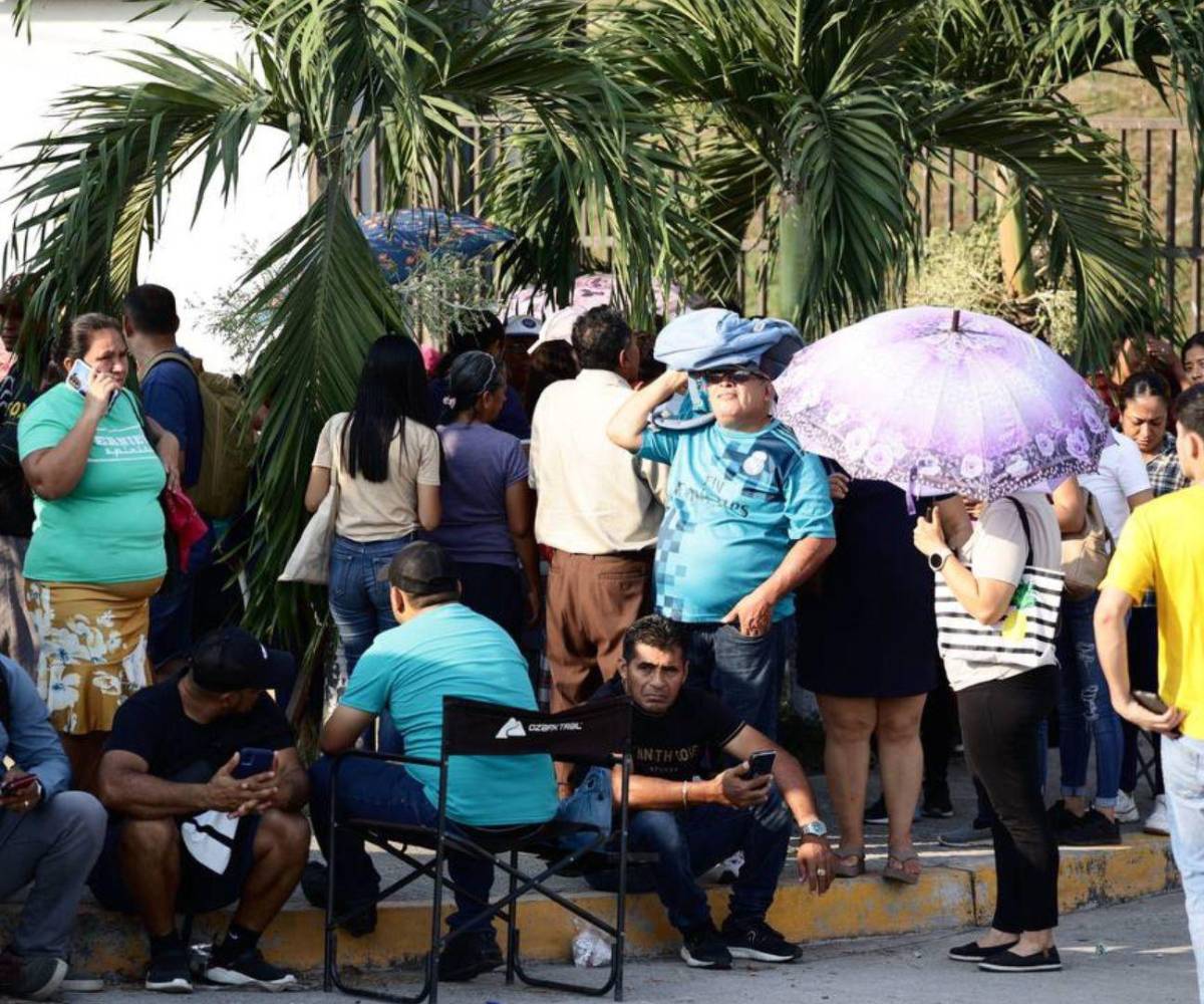 Cientos de personas hicieron filas en Choloma para retirar su capital e intereses.