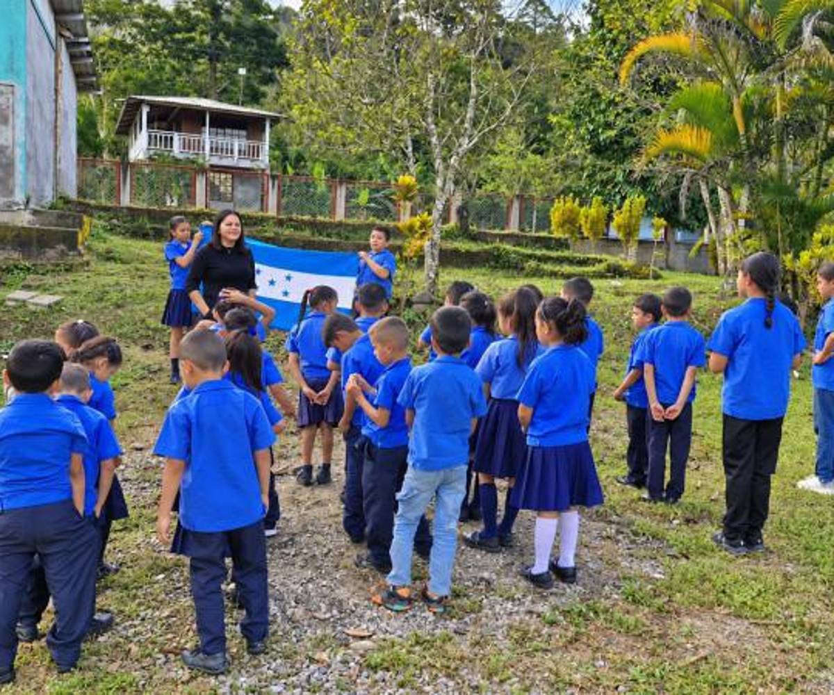 La educación multigrado sigue siendo una realidad en Honduras, especialmente en comunidades rurales, donde uno o dos docentes atienden a estudiantes de distintos grados dentro de un mismo centro educativo.