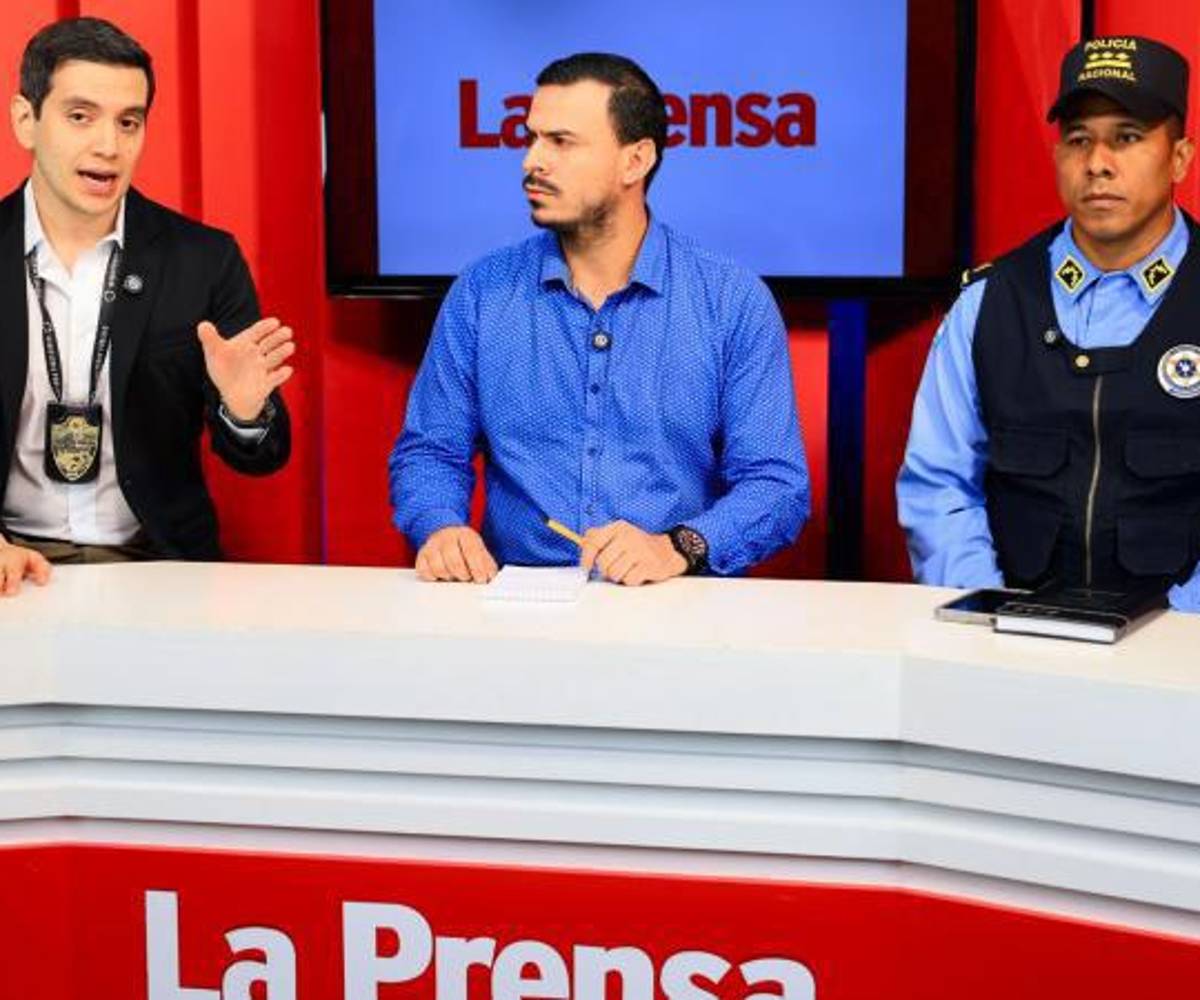 Miembros del Ministerio Público y de la Policía llegaron a las instalaciones de LA PRENSA en el marco de una campaña de prevención del delito de estafas electrónicas.