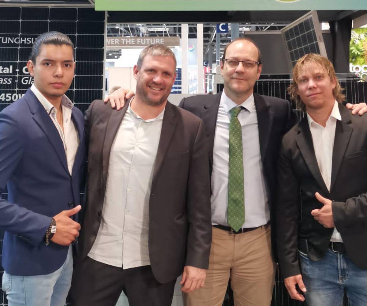Saúl (izquierda) junto a sus socios Eduardo Cano, Israel Rosado y Aliem Reyes durante la feria Genera 2024, celebrada en el recinto IFEMA de Madrid, uno de los principales eventos del sector energético en España.