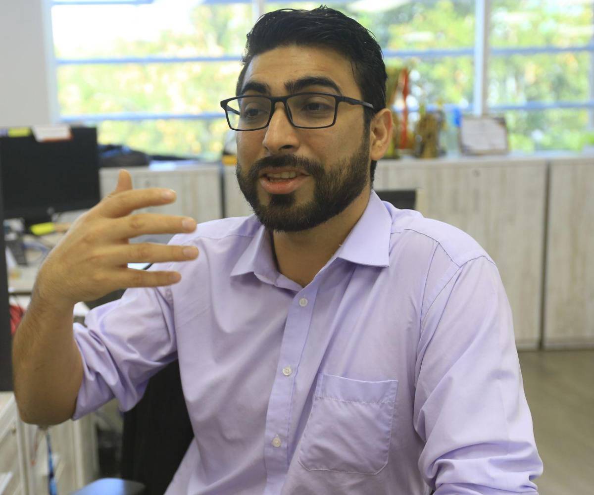 $!Mi enfermedad es degenerativa: Matemático toma 14 pastillas y viaja 4 horas en bus para enseñar