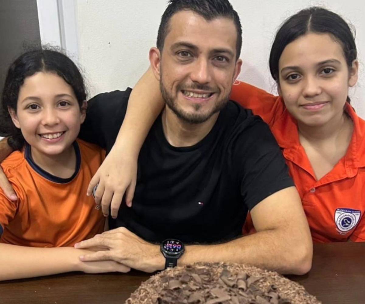 Aquí se muestra junto a sus dos hijas, su mayor orgullo y la principal motivación para reconstruir su vida.