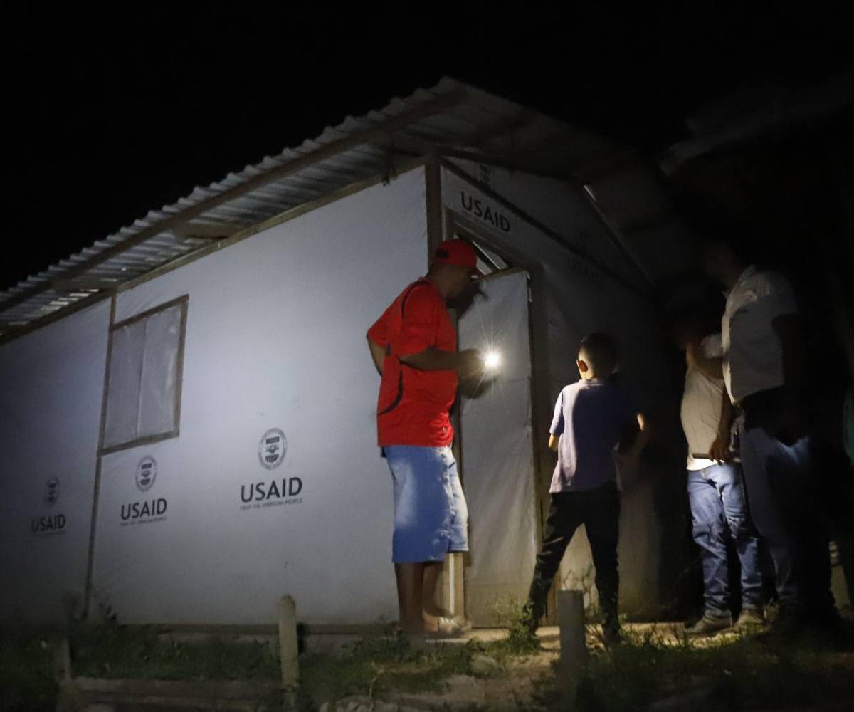 Con cada atardecer, las puertas se cierran y las familias se adaptan a una rutina que ha durado más de tres décadas.