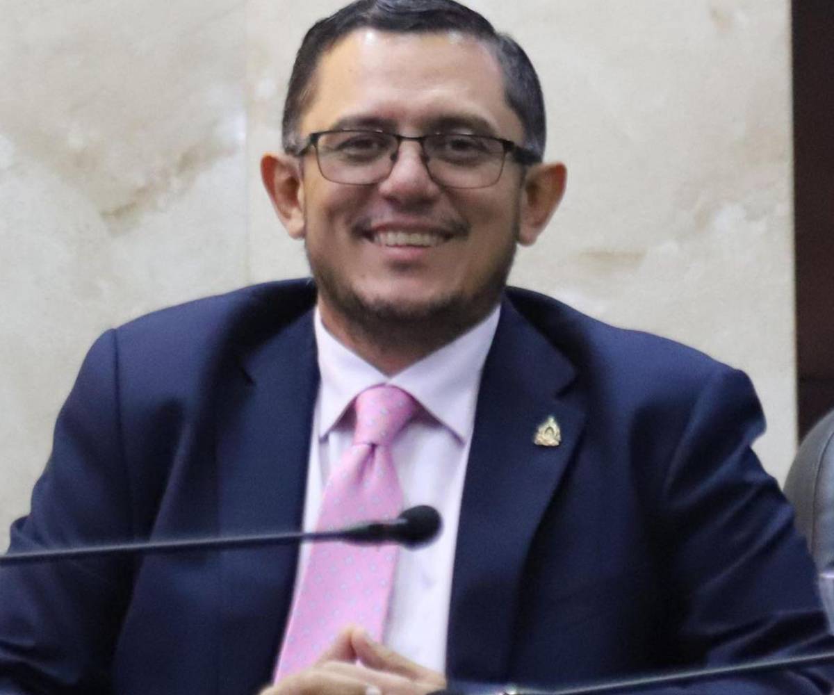 Edgardo Casaña ha percibido salarios de la Secretaría de Educación pese a que también recibe remuneración como diputado.