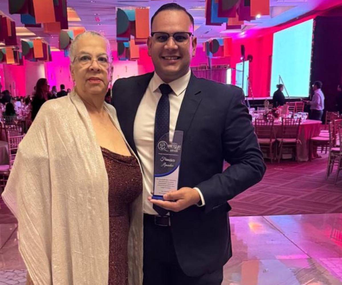 Francisco Amador, junto a su madre Amarilis Matos, durante su reconocimiento como embajador Quetglas en diciembre de 2025.