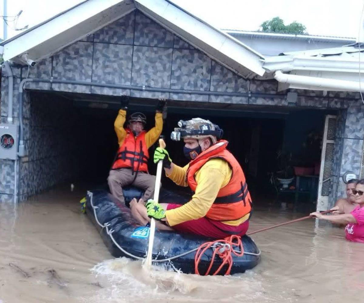 Durante las emergencias Eta y Iota, Francisco Amador sirvió con dedicación como bombero voluntario.