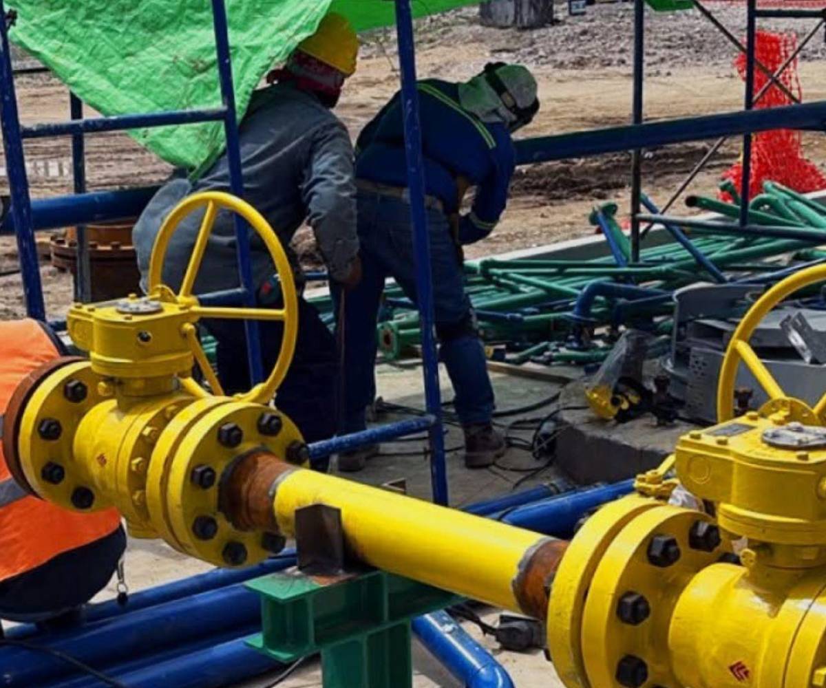 En junio pasado, Brassavola informó sobre trabajos de soldadura en la tubería de gas natural como parte de la integración de los sistemas que formarán parte de la futura operación de la planta
