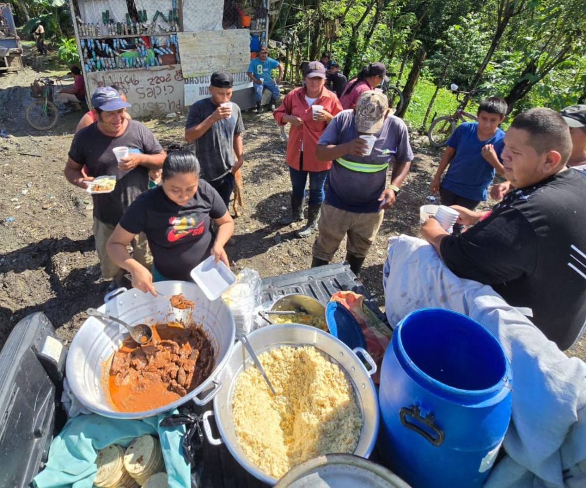 Además de agricultor, Elder es conocido como pastor en la zona. En la imagen, participa en una de las actividades sociales que impulsaba en distintas comunidades.