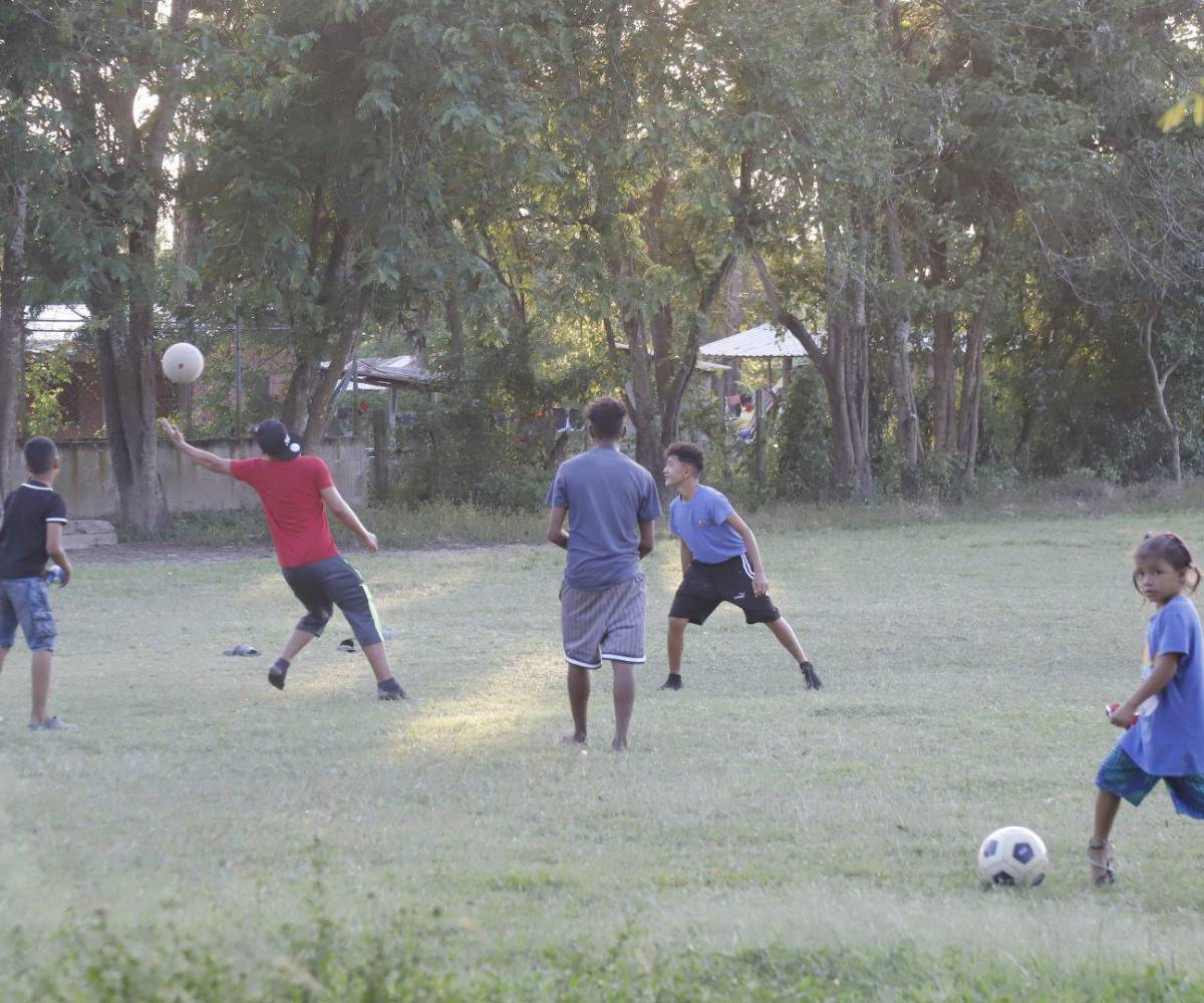 A falta de tecnología y juegos electrónicos, los niños de la comunidad recurren al deporte como su principal fuente de entretenimiento.