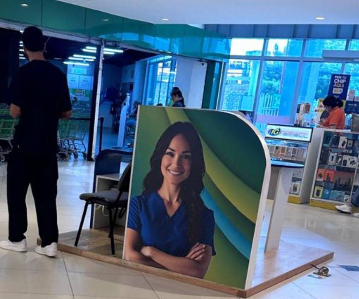 El quiosco de la clínica está ubicado en un punto estratégico dentro del centro comercial, donde los edecanes abordan a potenciales clientes.
