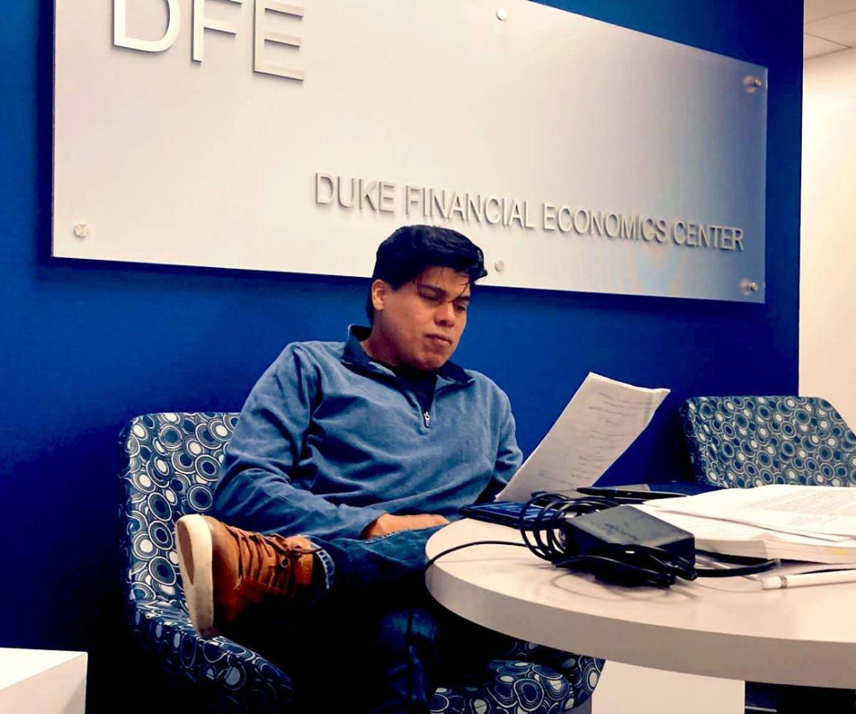 Lagos tiene una maestría en Economía de la Universidad de Duke, Estados Unidos.