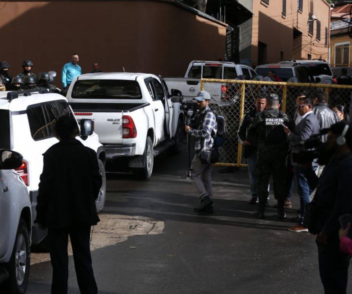 Alrededor de las 7:00 a. m., los diputados ingresaron al Hemiciclo Legislativo.