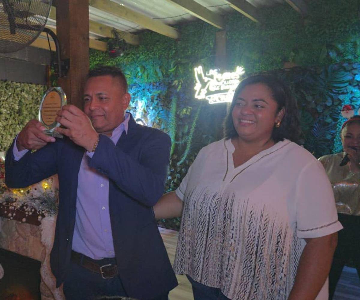Fue reconocido en La Ceiba como el periodista de 2025 por su labor, incluida en Diario LA PRENSA.