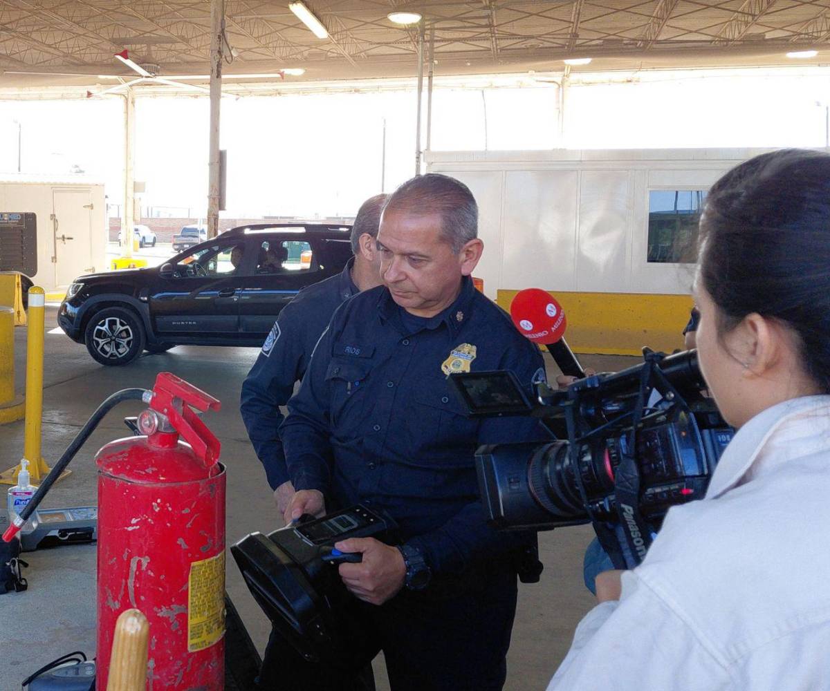 Rubén Ríos, supervisor del puerto de entrada de Hidalgo, muestra la tecnología que aplican para detectar armas o dinero que intentan ingresar de Estados Unidos a México y viceversa.