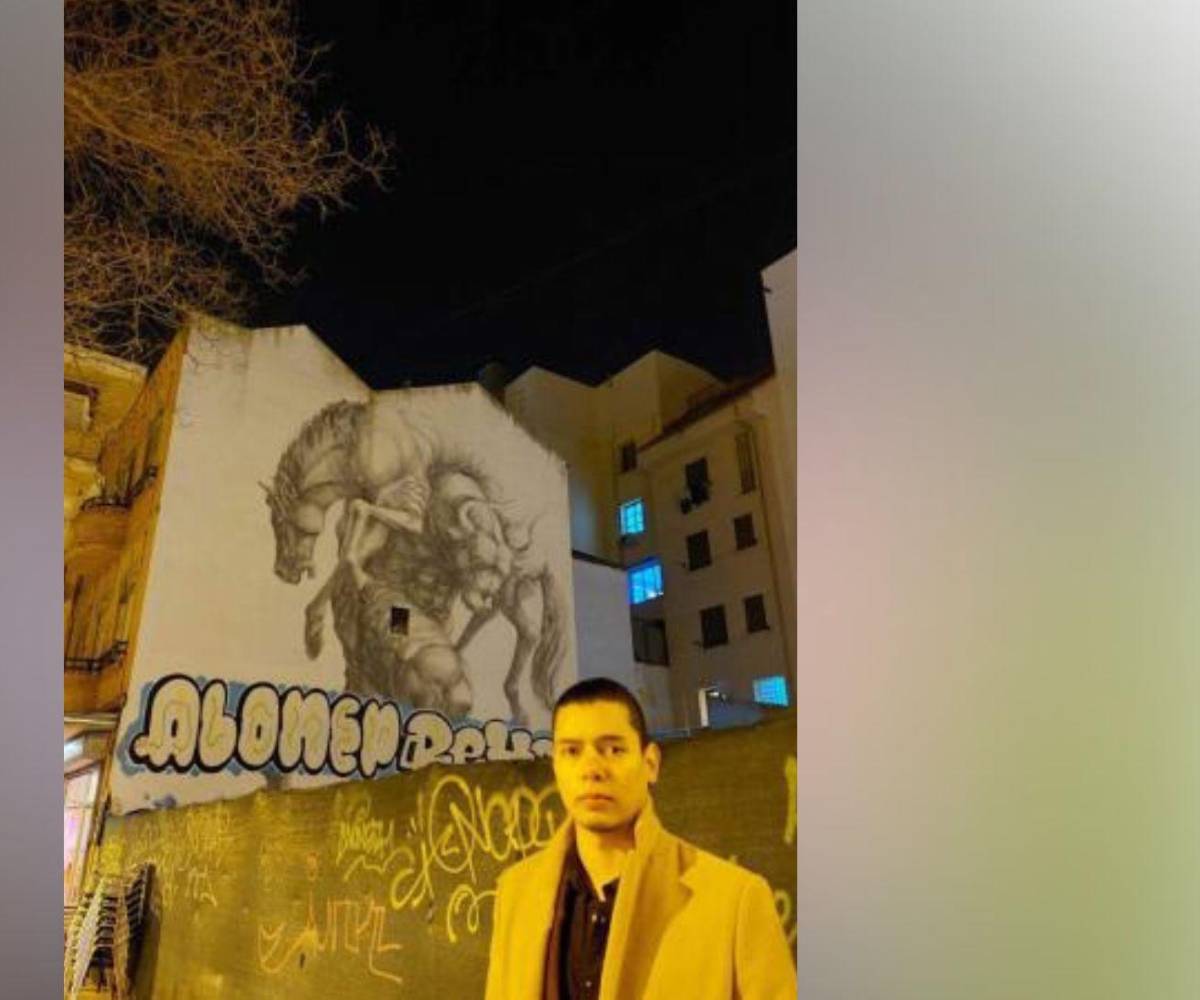 <b>Saúl posa frente al mural que restauró en Vallecas, uno de los trabajos informales que hizo para subsistir en Madrid.</b>