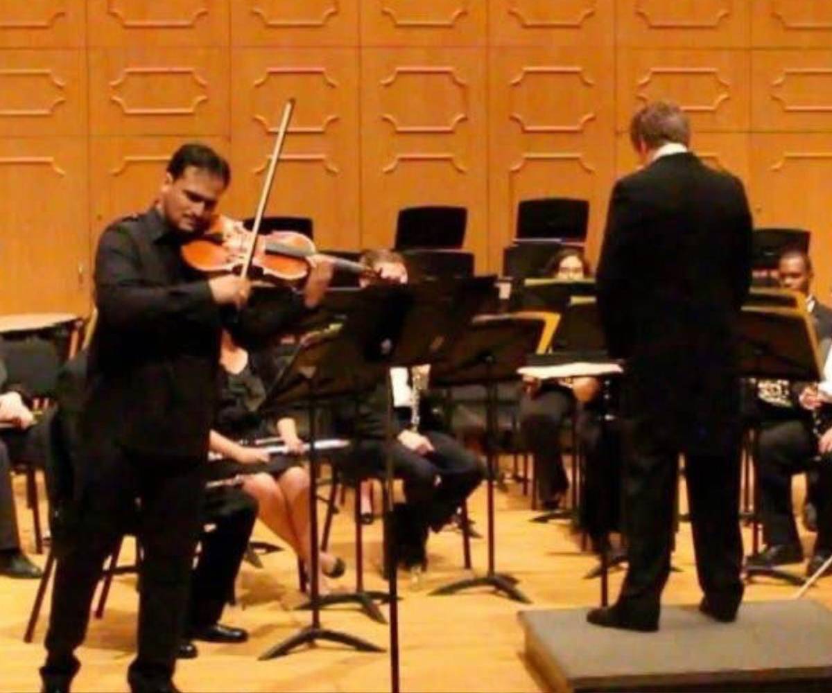 Mario Torres ha participado en diferentes orquestas musicales, pasando desde la ejecución del instrumento hasta su dirección.