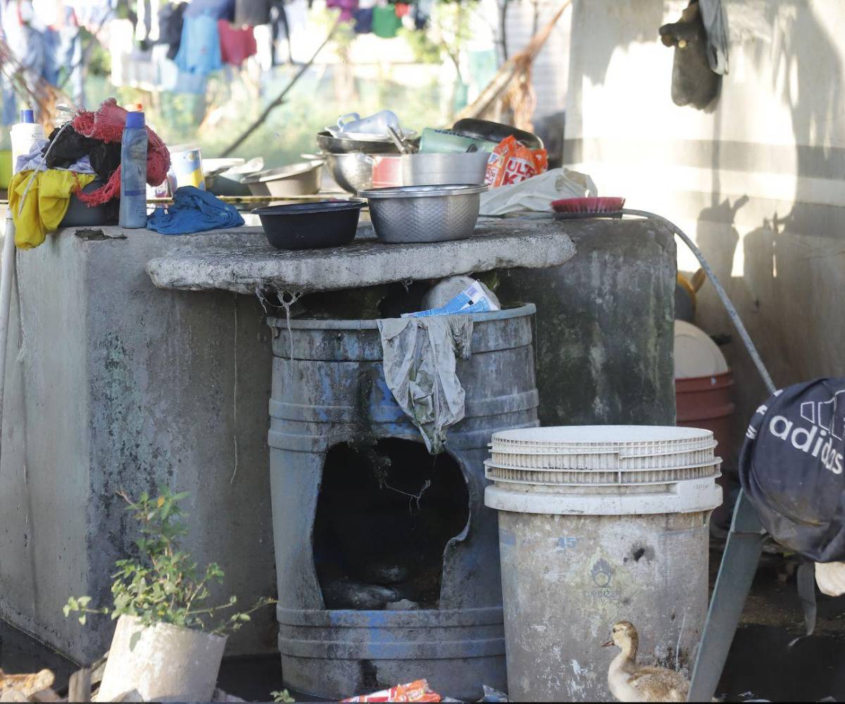 Esta comunidad permanece desconectada de servicios básicos como la electricidad y el agua.