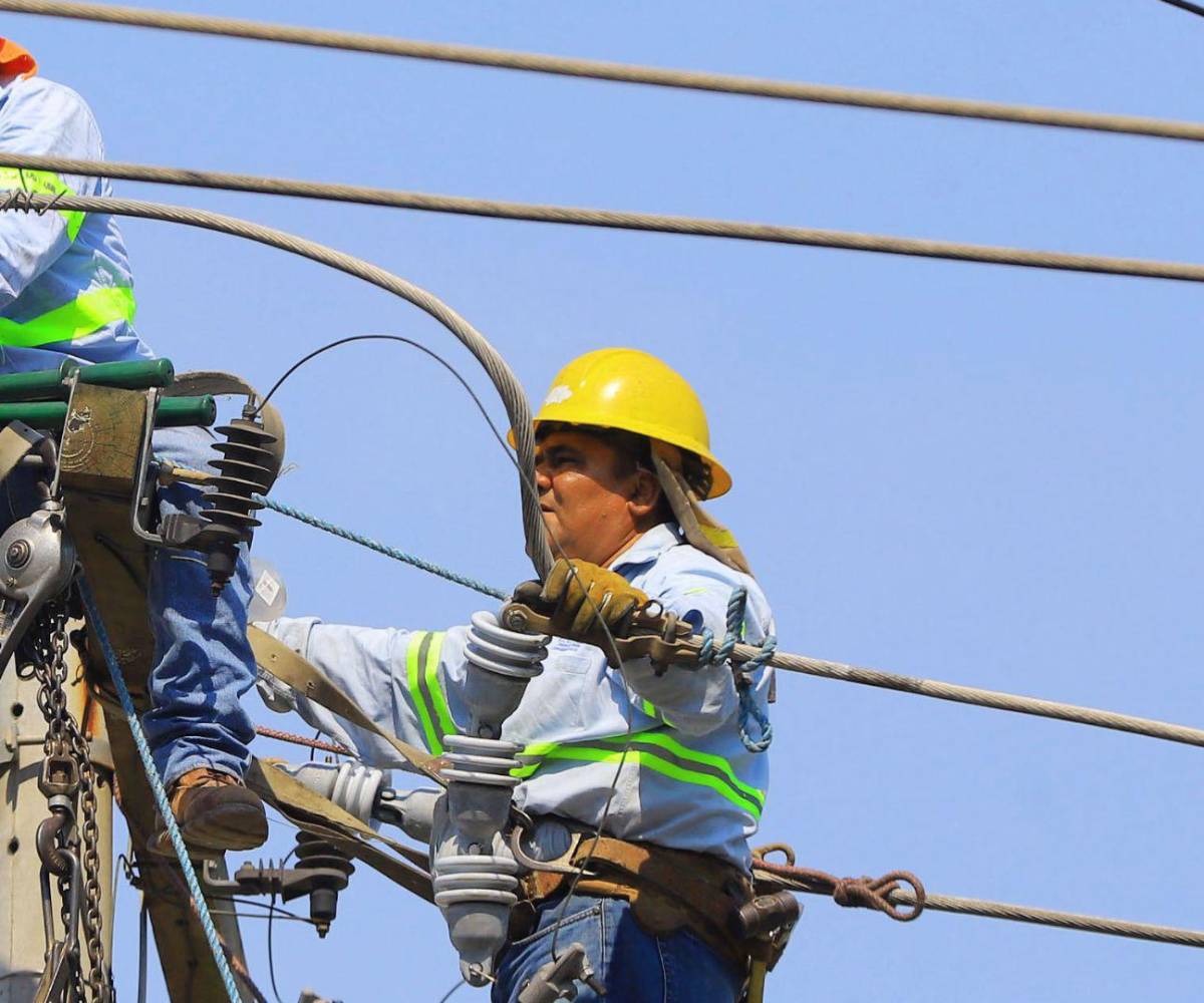 Se estima que los cortes de energía y apagones continuarán debido a la creciente demanda eléctrica y los problemas estructurales del sistema.