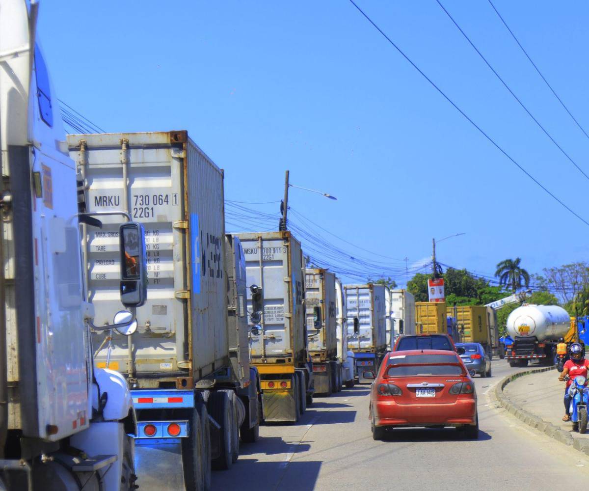Luego de la huelga de transportista las atenciones en el puerto han comenzado, pero tardarán al menos siete días para atender los 1,500 contenedores varados.