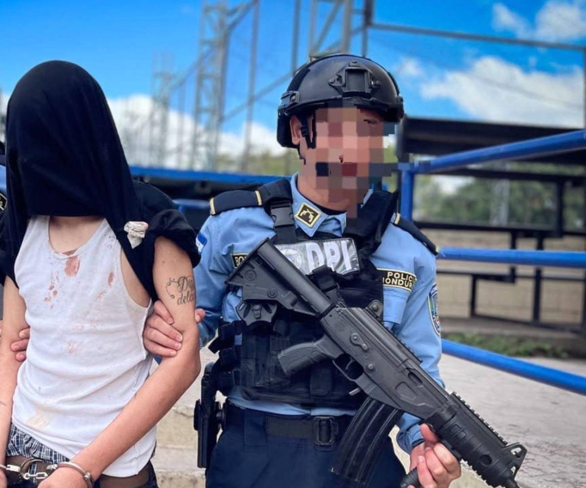 Un día después de su aprehensión, el adolescente de 16 años fue presentado ante los medios de comunicación por agentes de la Dirección Policial de Investigaciones (DPI).